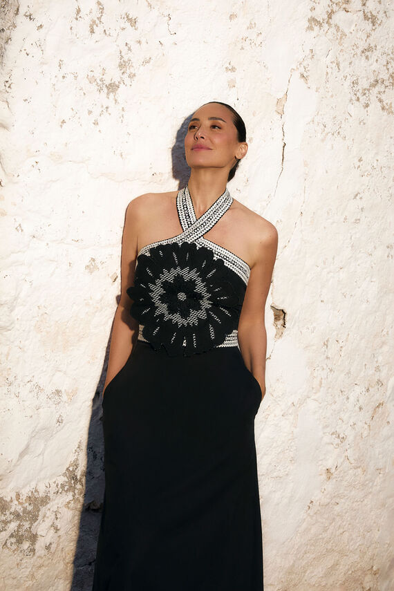 Vestido bordado con flor
