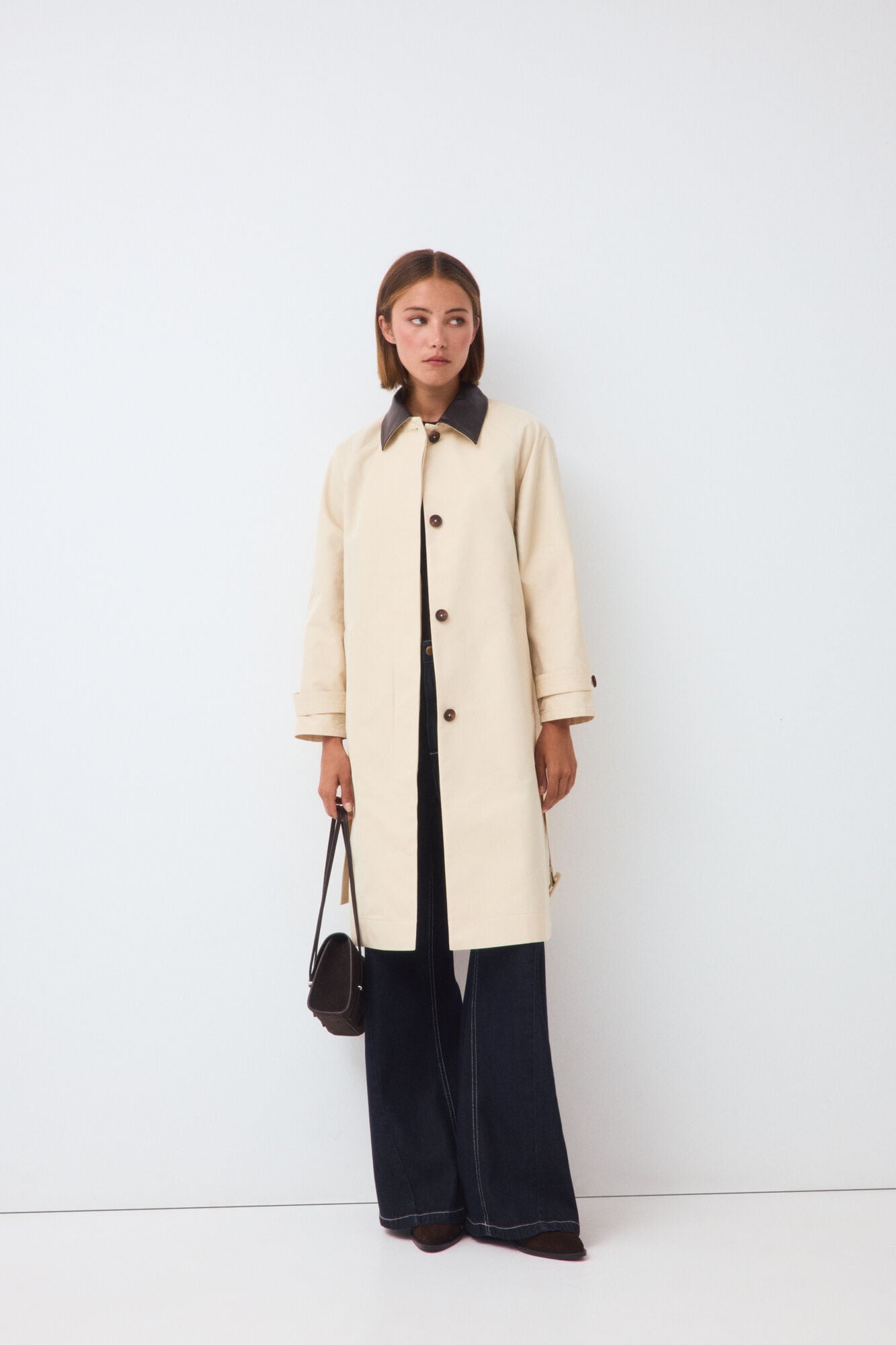 Pedro del Hierro Gabardina comprida com gola de contraste