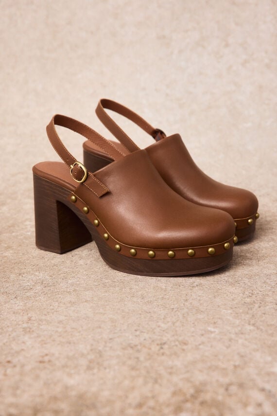 Zueco de piel con tachas