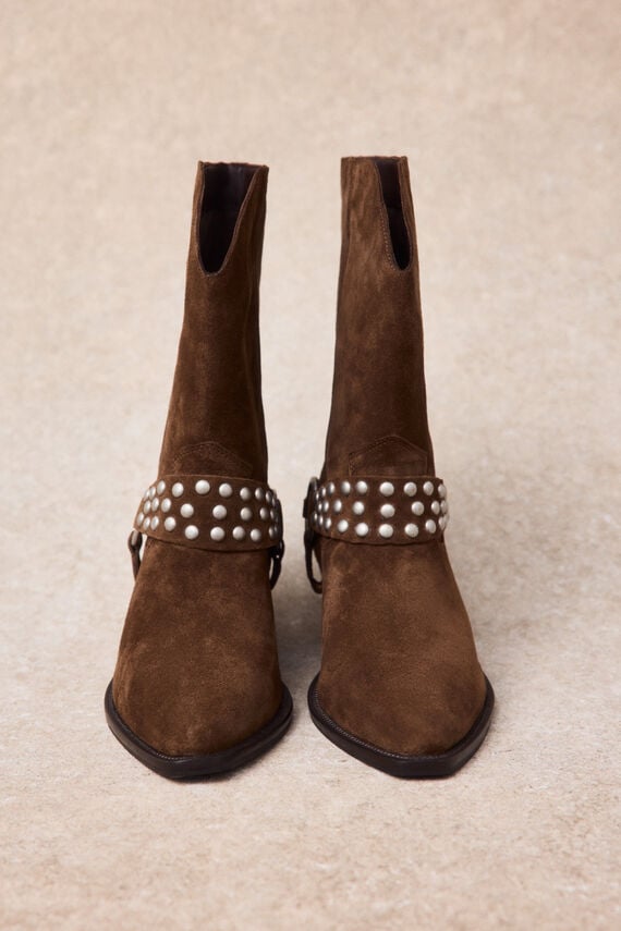 Bota piel estribo y tachas