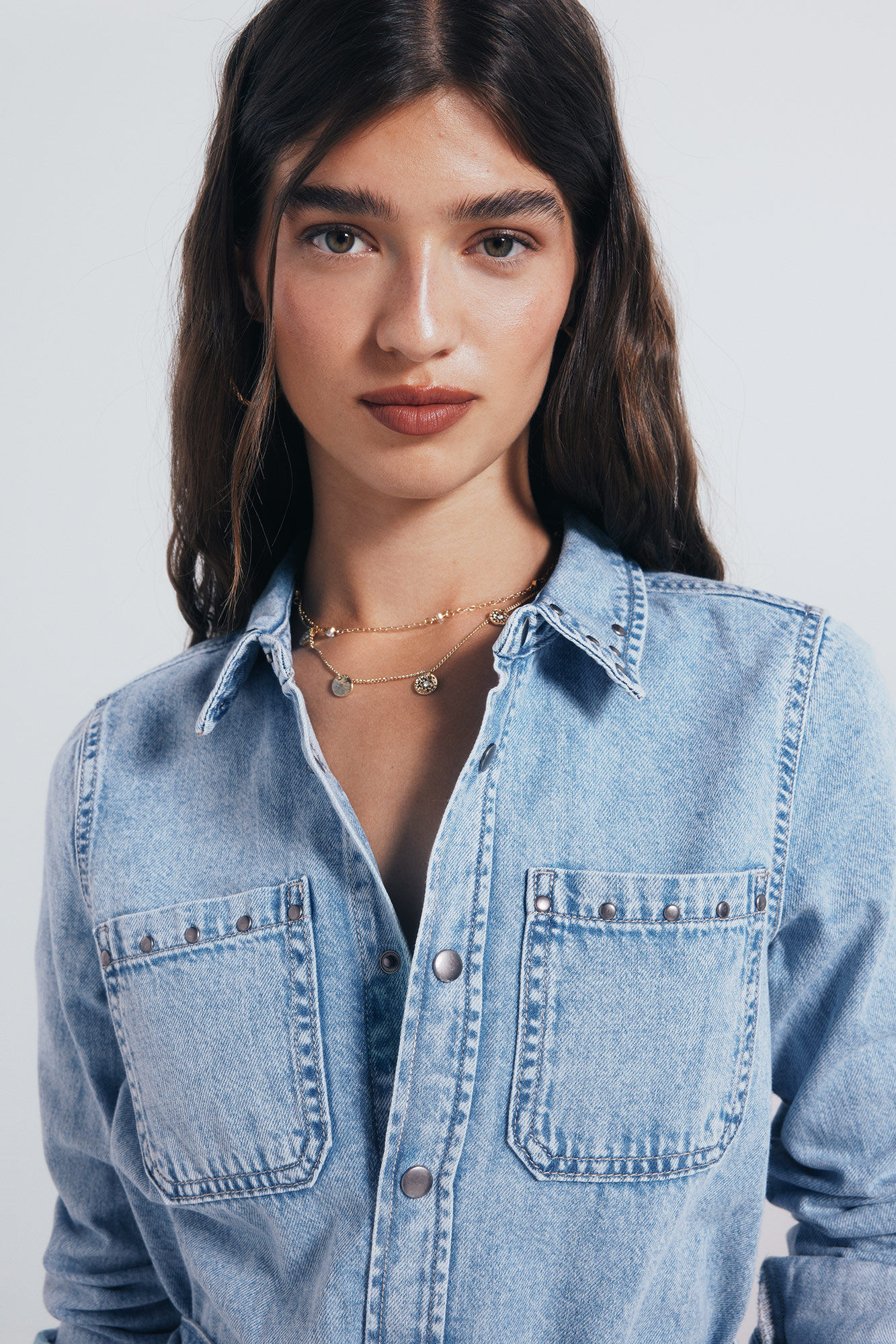 Springfield Vestido camisa jeans com tachas