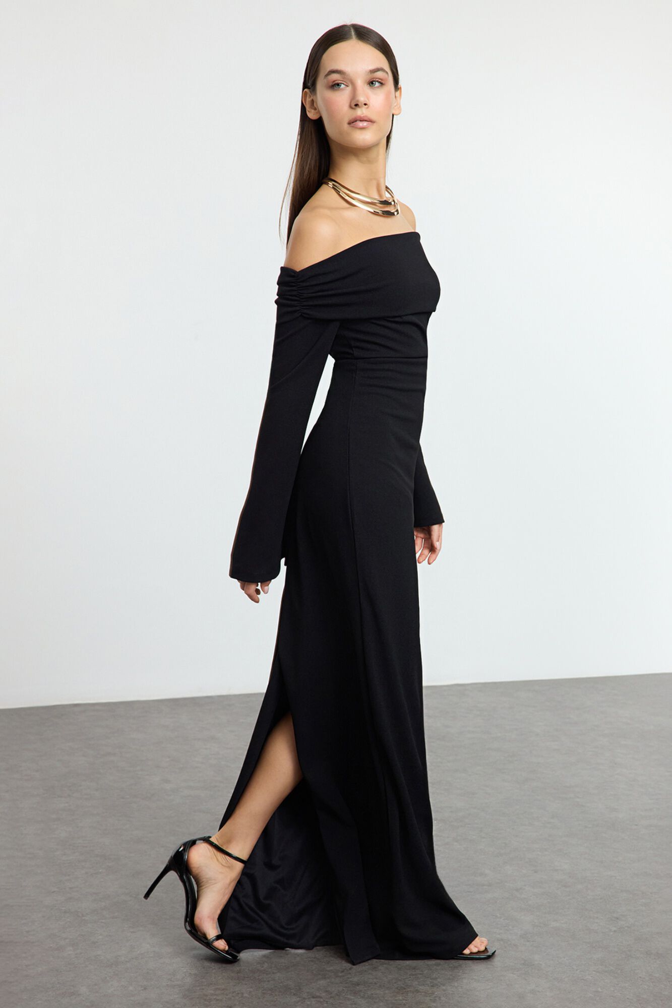 Trendyol Vestido comprido ombros descobertos