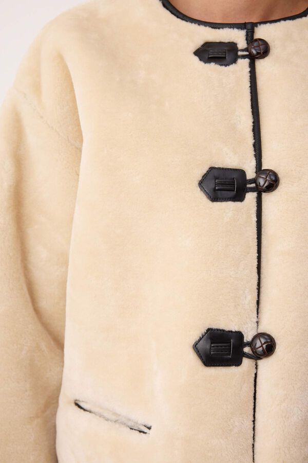 Trendyol Abrigo efecto teddy con corchetes marfil