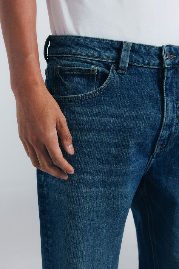 Springfield Calça jeans reta com lavagem escura e tingimento excessivo azul