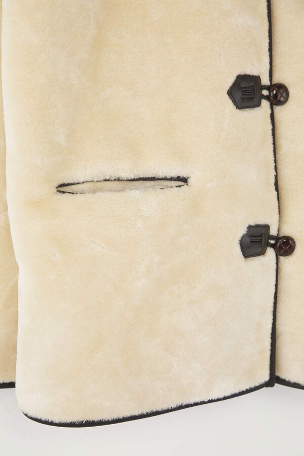 Trendyol Abrigo efecto teddy con corchetes marfil