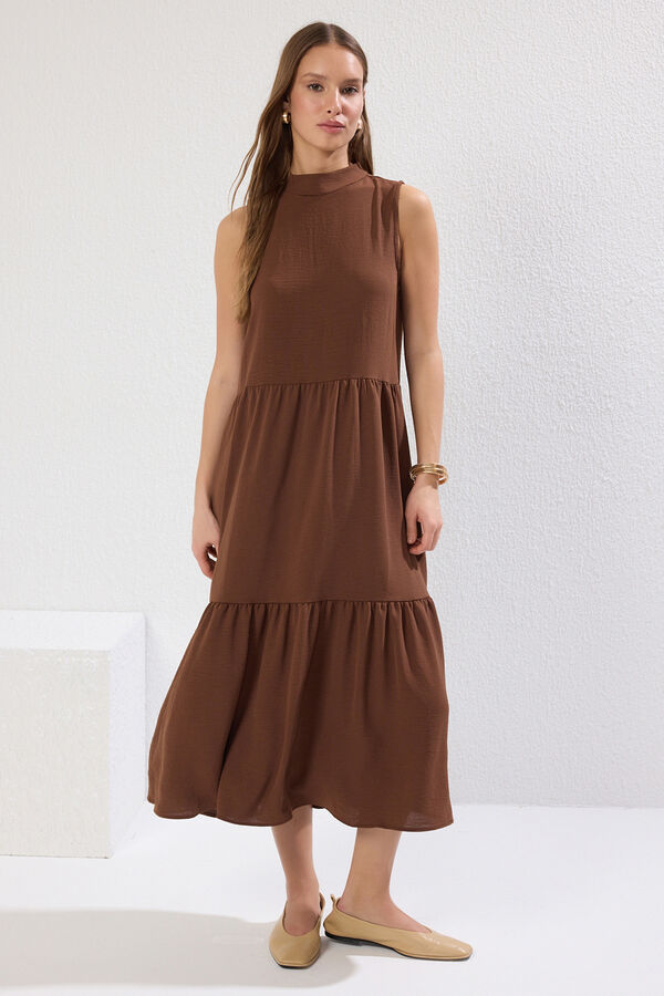Trendyol Vestido midi recto sin mangas tostado