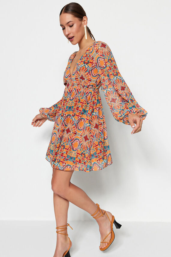 Vestido mini fluído cuello pico