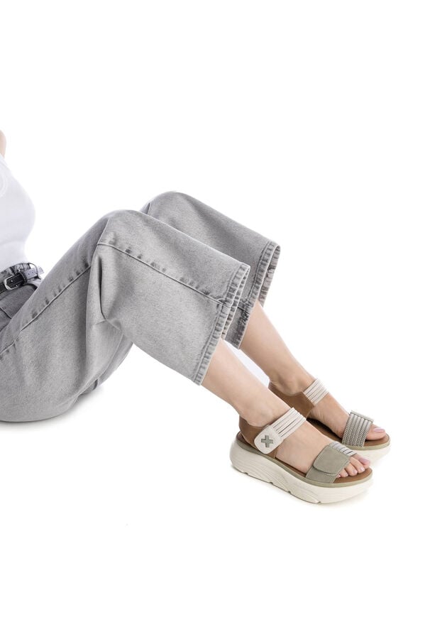 XTI Sand&aacute;lia de tiras el&aacute;sticas com velcro bege