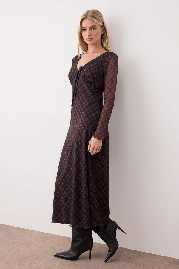 Trendyol Vestido midi gola em bico branco