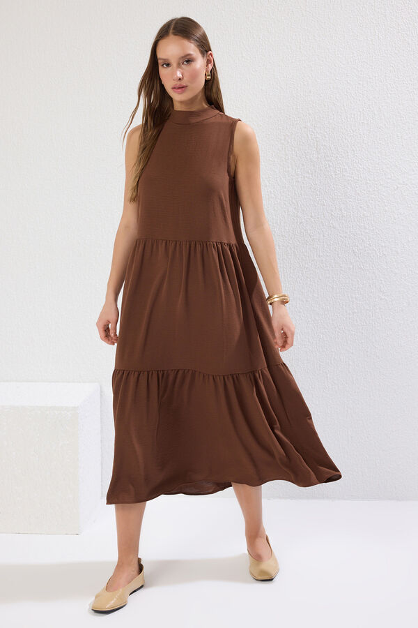 Trendyol Vestido midi recto sin mangas tostado