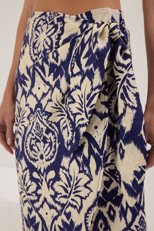 Trendyol Saia midi com la&ccedil;o branco