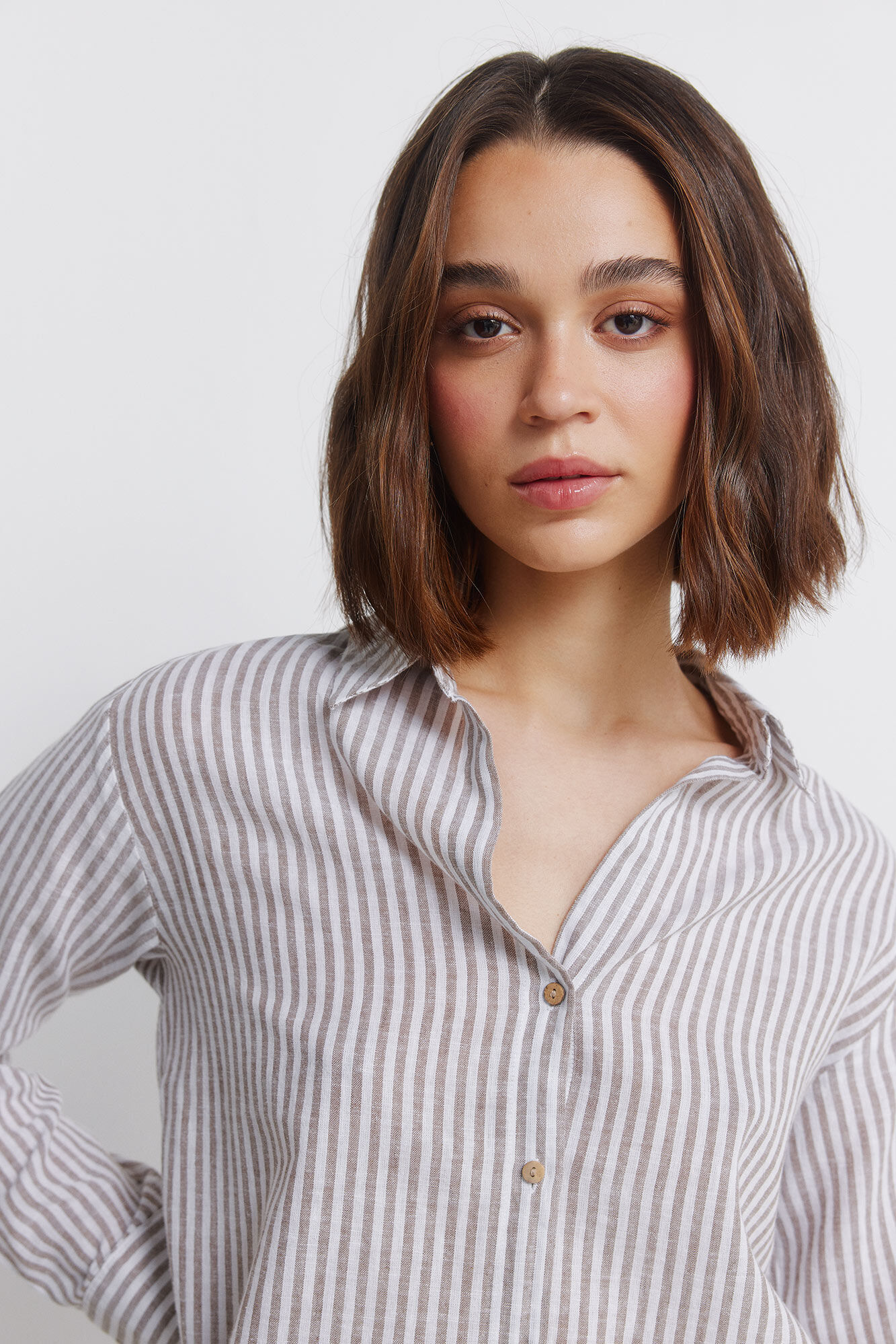 Springfield Camisa em linho decote em bico