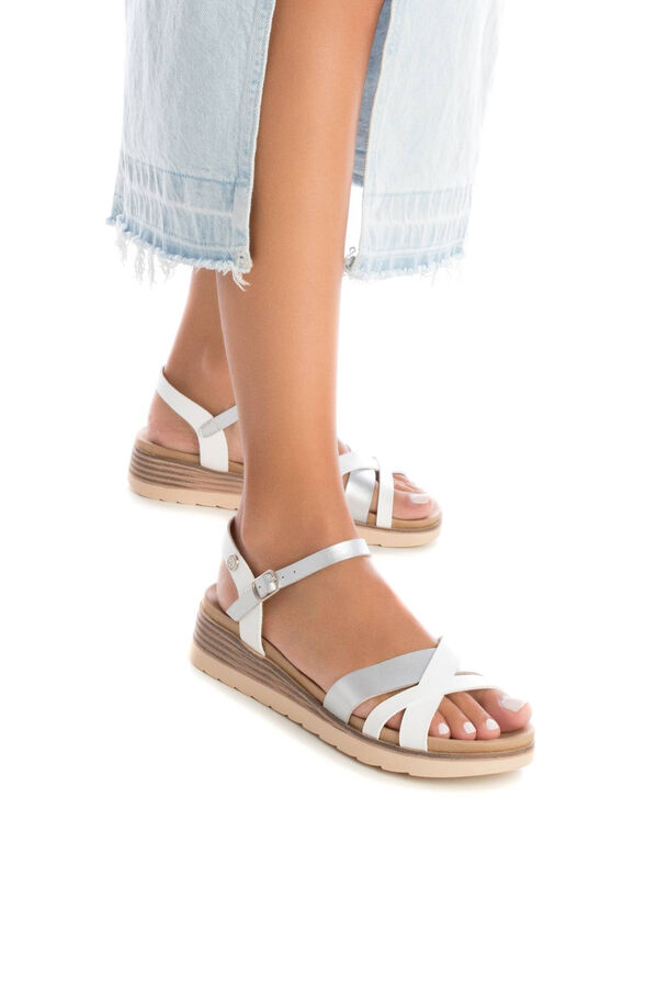 XTI Sand&aacute;lia cunha de tiras entrela&ccedil;adas branco