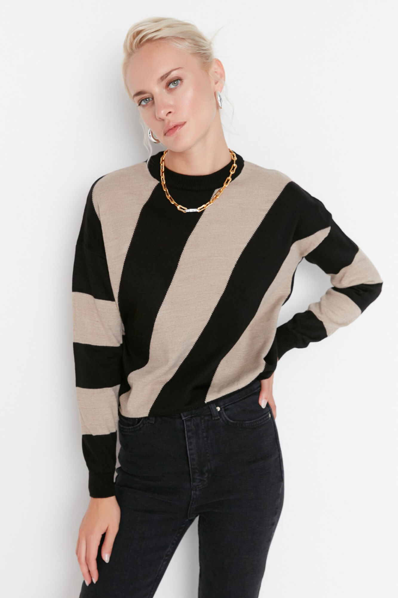 Trendyol Camisola de malha &agrave;s riscas com gola redonda