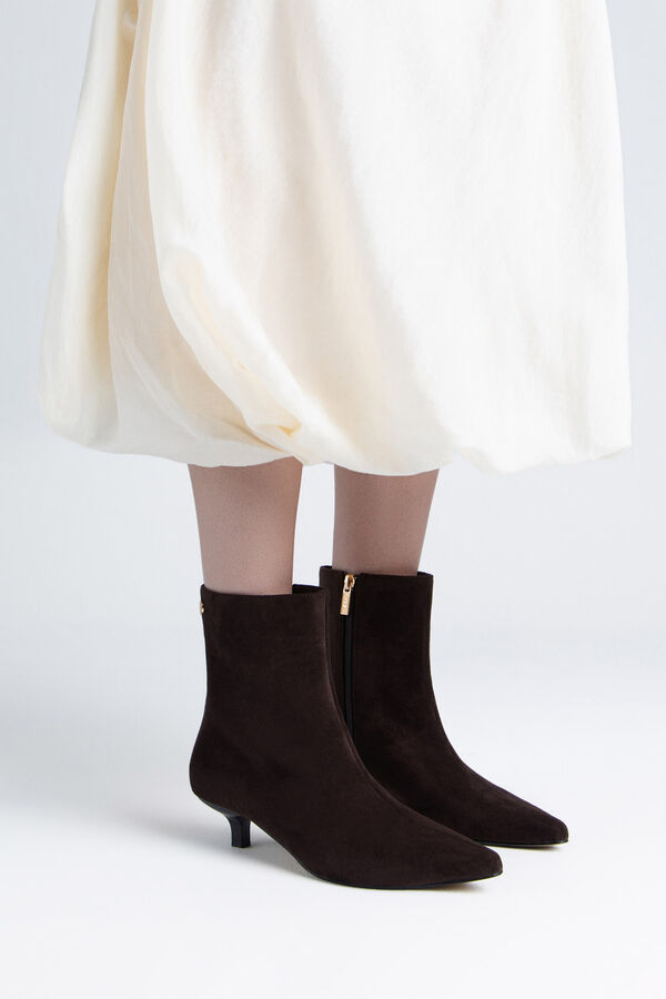 XTI Botim de bico fino com salto fino castanho