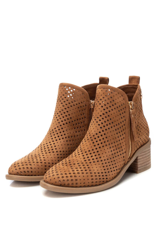 XTI Botim de Salto em Camur&ccedil;a Sint&eacute;tica Recortada vison