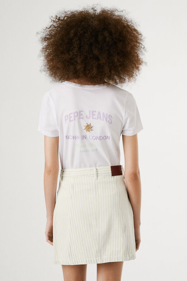 Pepe Jeans  Camiseta de manga curta com logo bordado e desenho nas costas.  branco