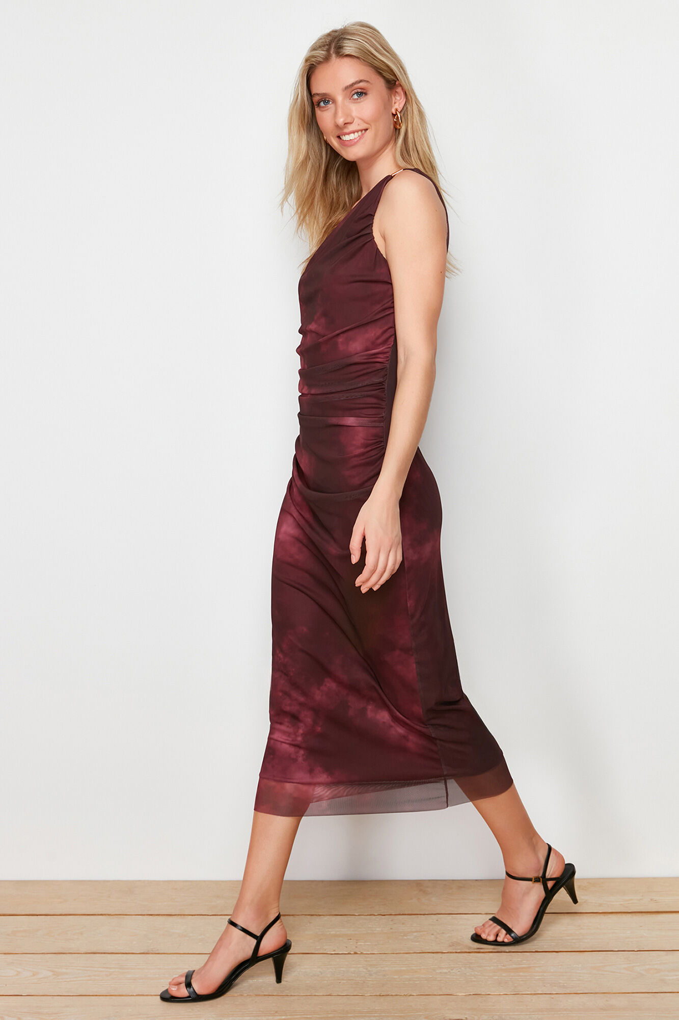 Trendyol Vestido midi assim&eacute;trico