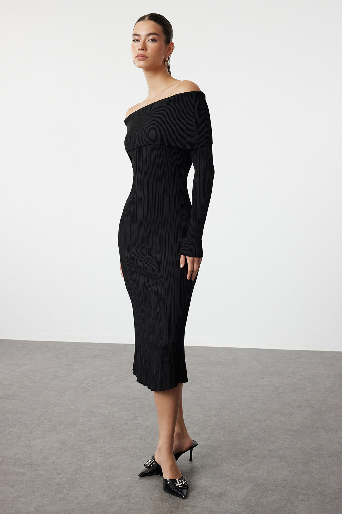 Trendyol Vestido midi ombros descobertos