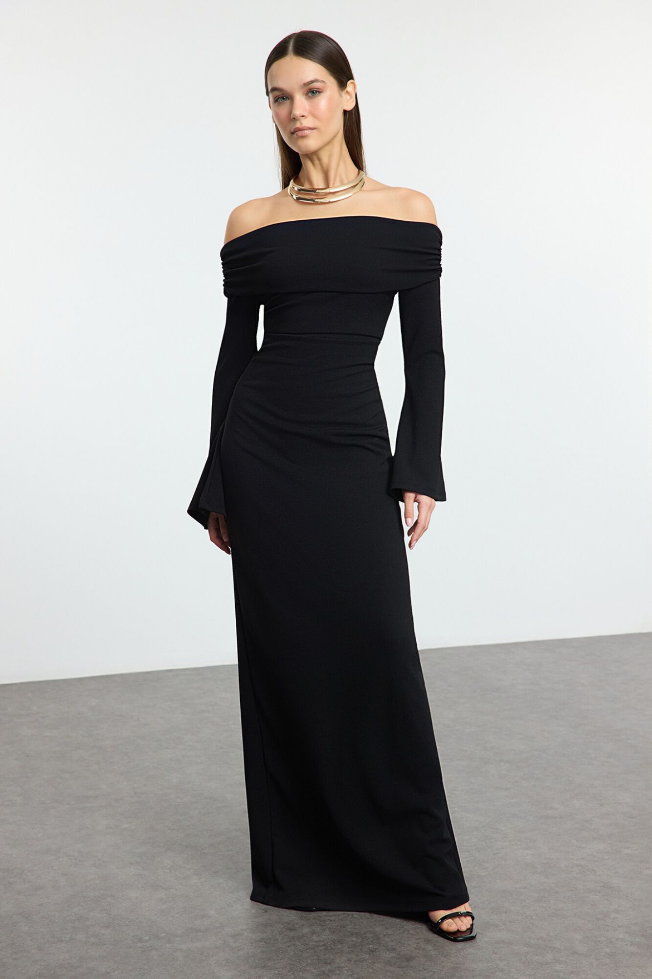 Trendyol Vestido comprido ombros descobertos