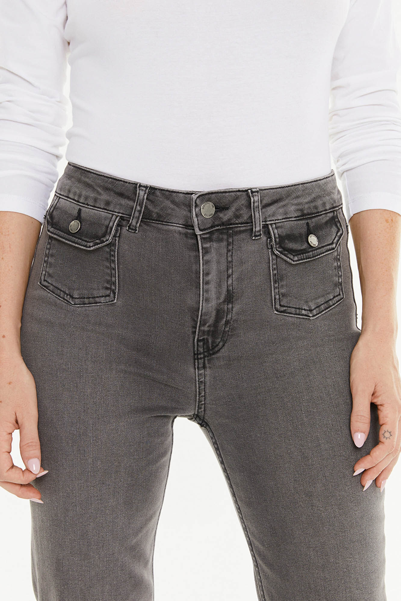 System Action denim jeans com bolsos de remendo