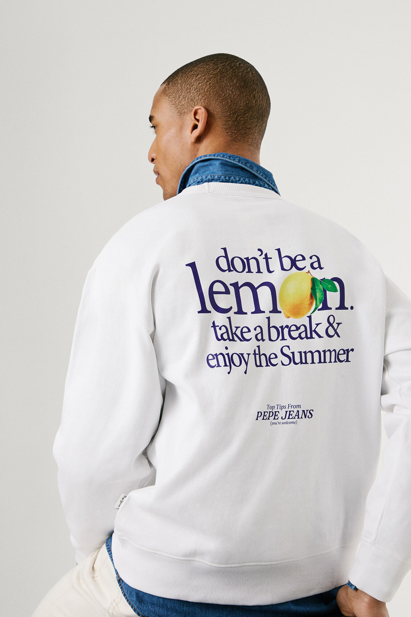 Pepe Jeans Sweatshirt com gola redonda , logo frontal e estampado nas costas. 