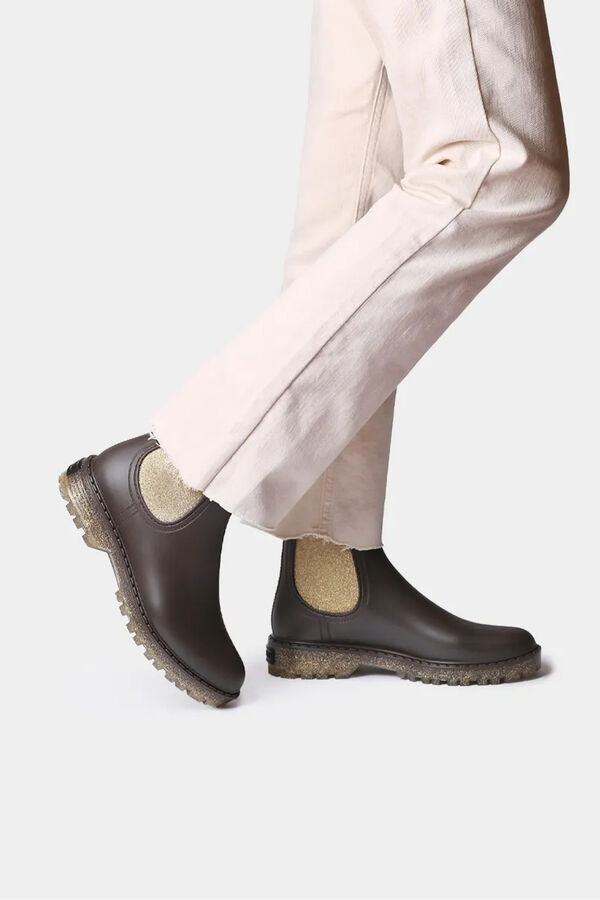 Toni Pons Botín de agua marrón