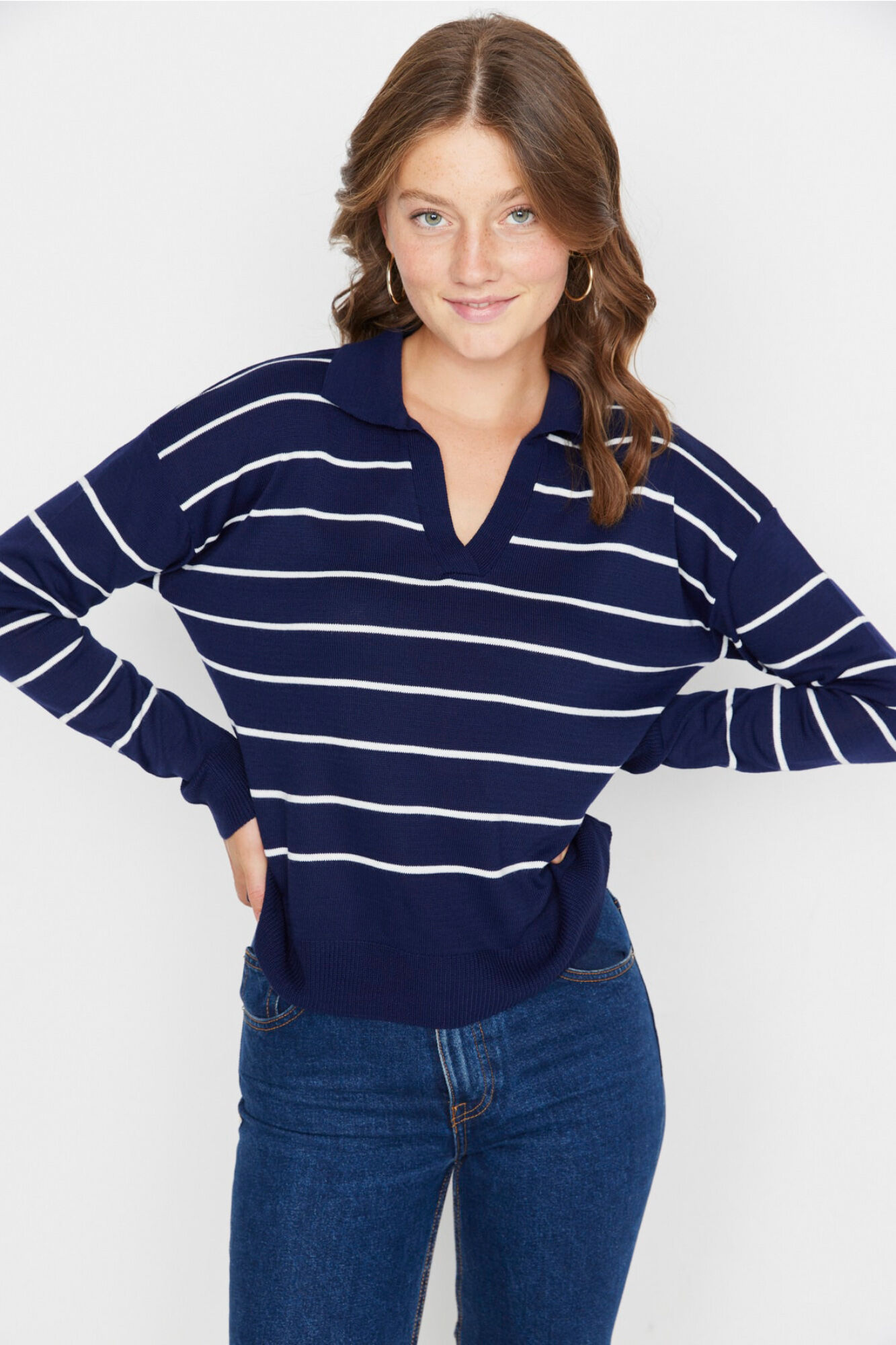 Trendyol Camisola de malha &agrave;s riscas com decote em bico