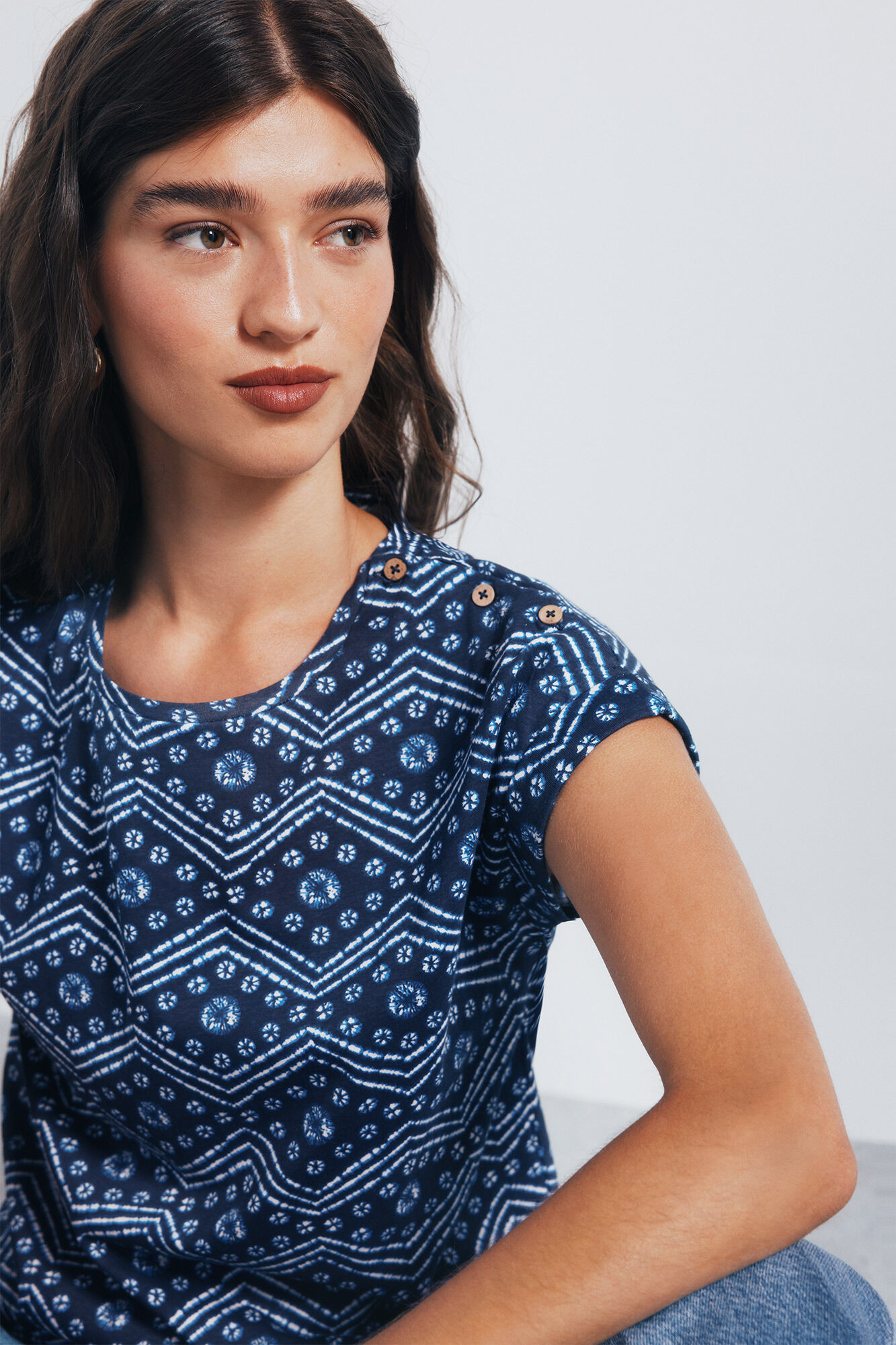 Springfield Camiseta estampada com bot&otilde;es e ombros &agrave; mostra