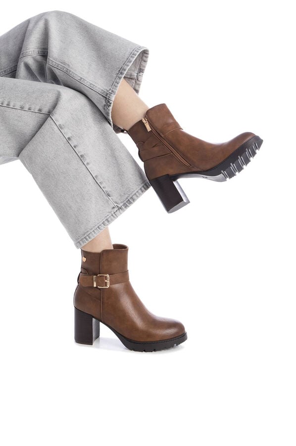 XTI Bota de salto alto vison