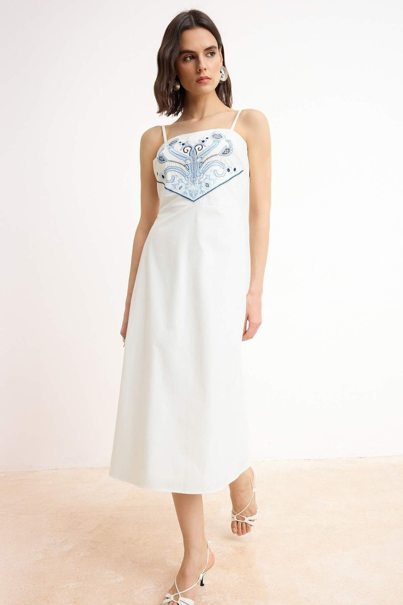 Trendyol Vestido midi de al&ccedil;as bordado