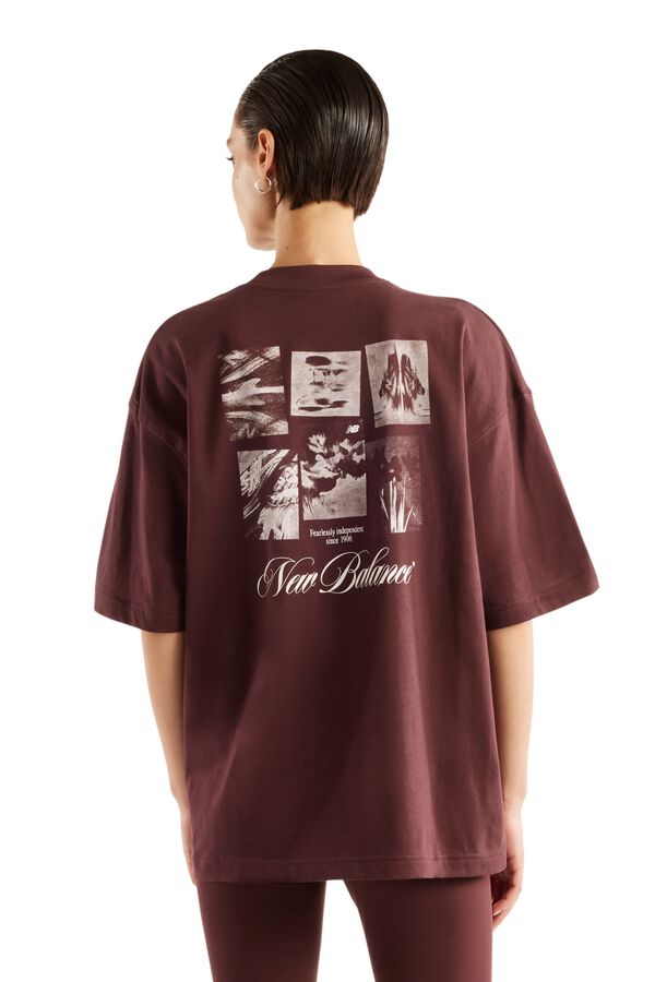New Balance T-shirt oversize com gr&aacute;fico central estampado