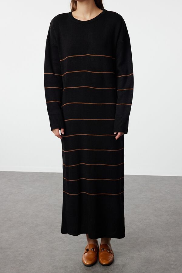 Trendyol Vestido comprido de malha &agrave;s riscas preto