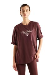 New Balance T-shirt oversize com gr&aacute;fico central estampado