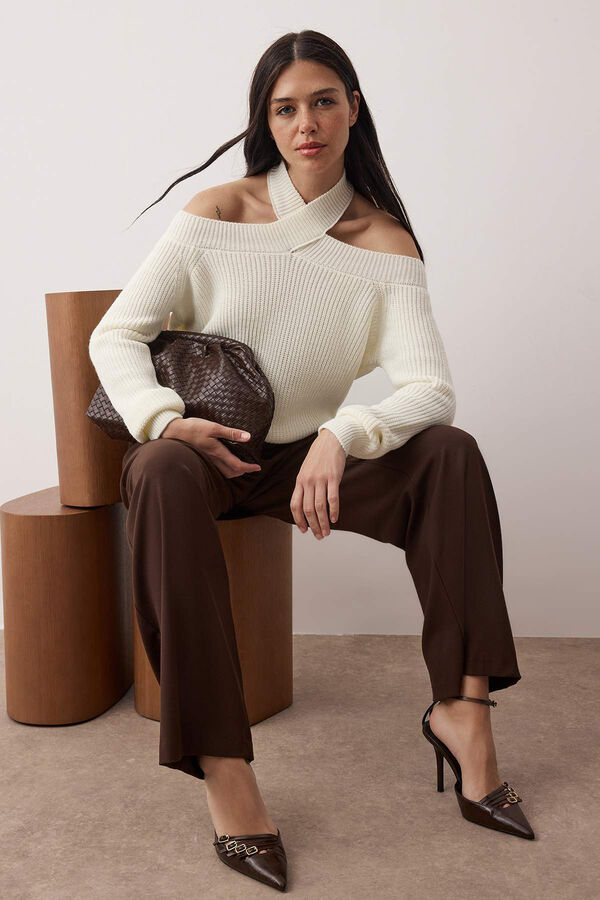 Trendyol Camisola de malha com gola cruzada e ombros &agrave; mostra cru