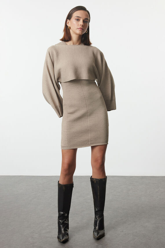 Vestido mini con capa