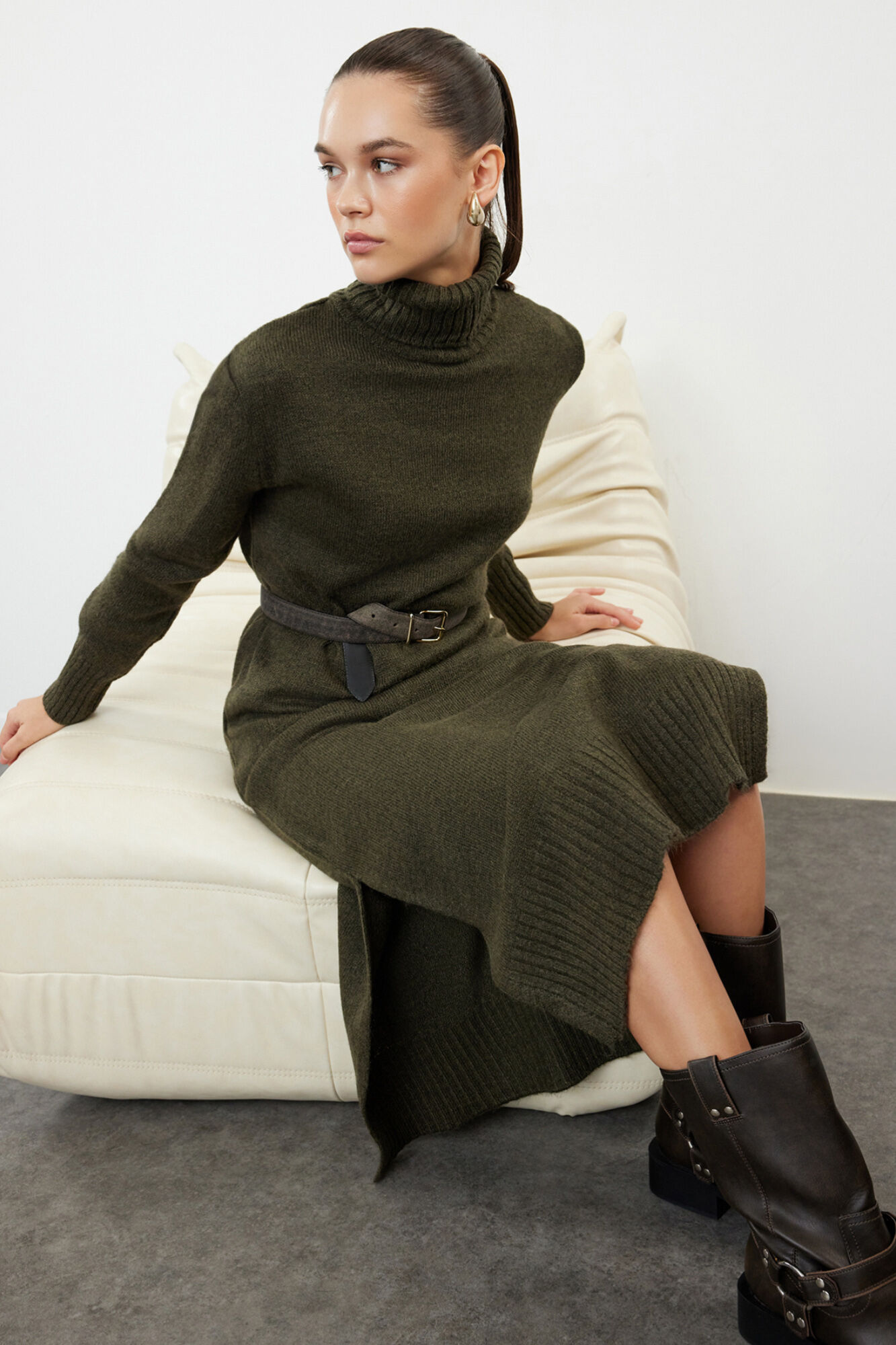 Trendyol Vestido midi cuello alto abertura