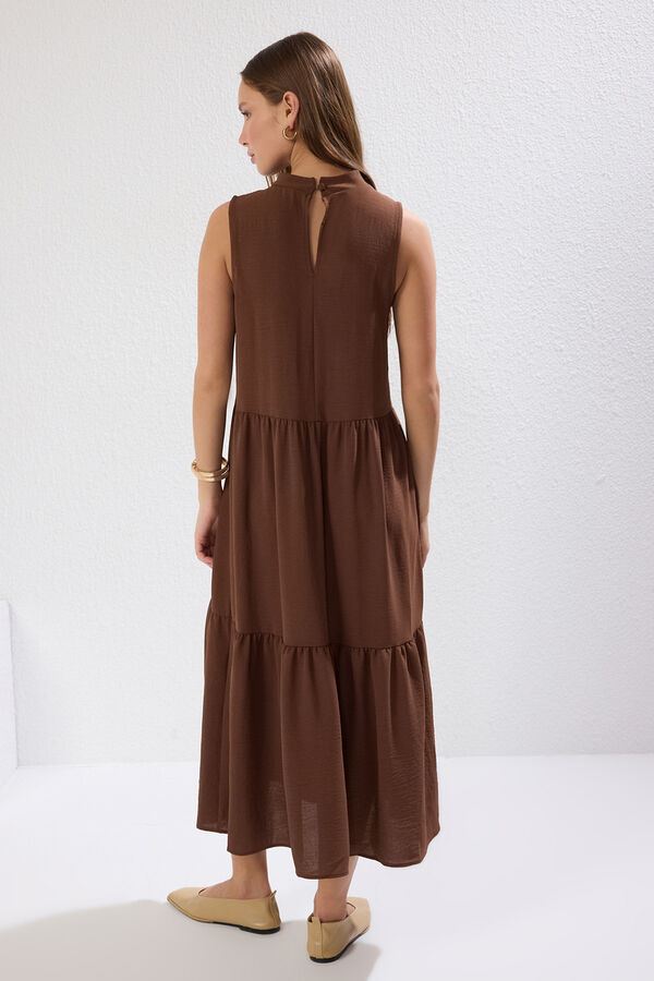 Trendyol Vestido midi recto sin mangas tostado