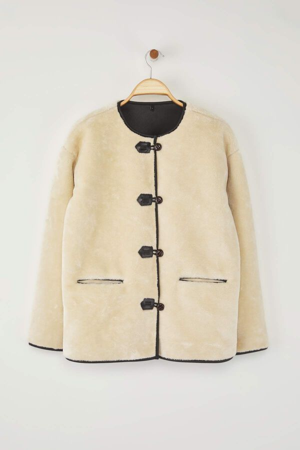 Trendyol Abrigo efecto teddy con corchetes marfil