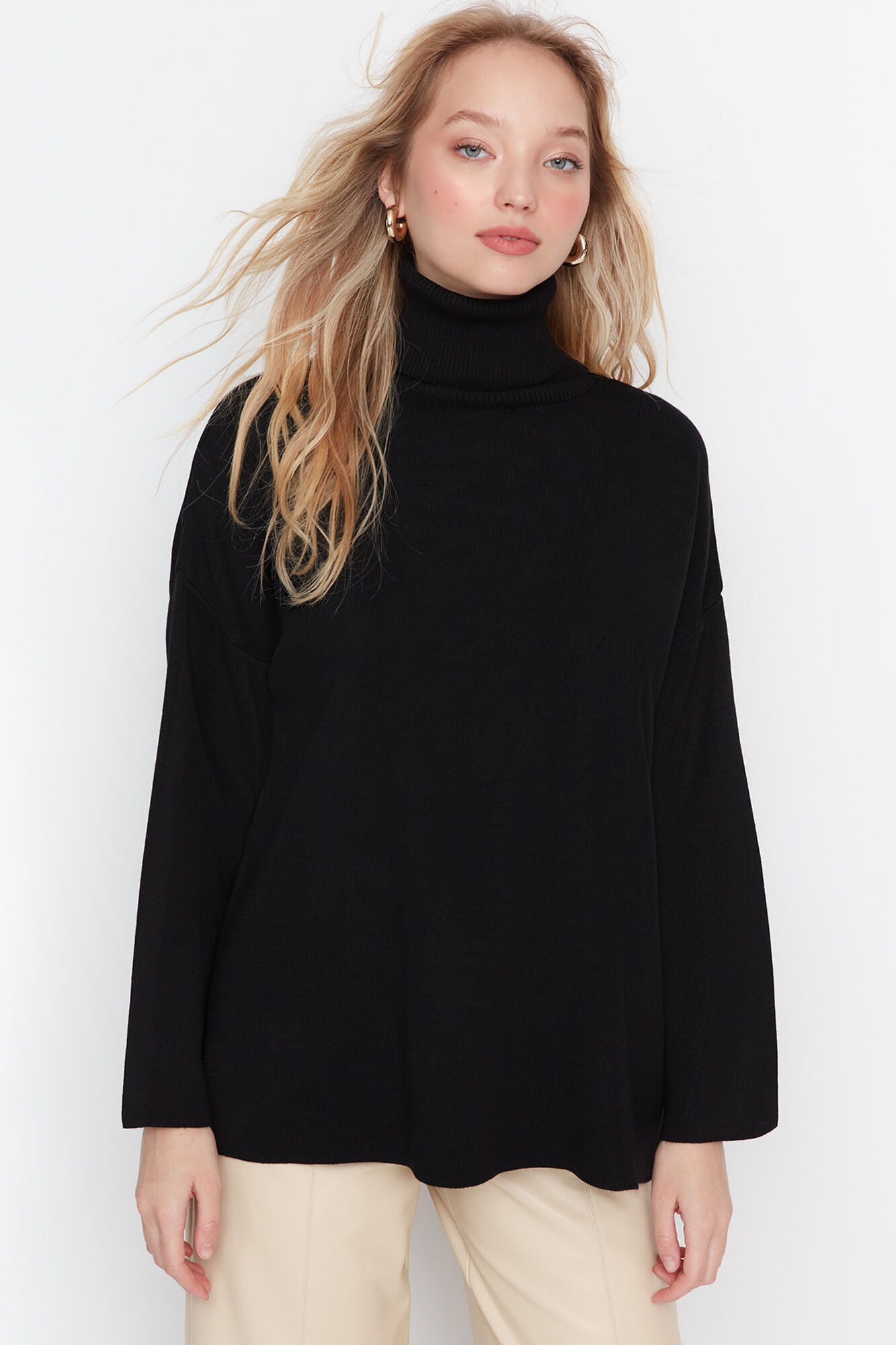 Trendyol Camisola b&aacute;sica de gola alta