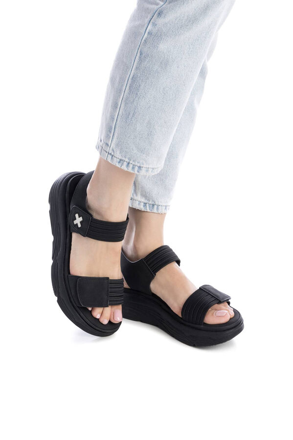 XTI Sand&aacute;lia de tiras el&aacute;sticas com velcro preto