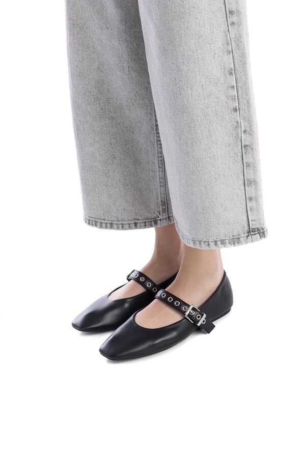 XTI female dancer  black