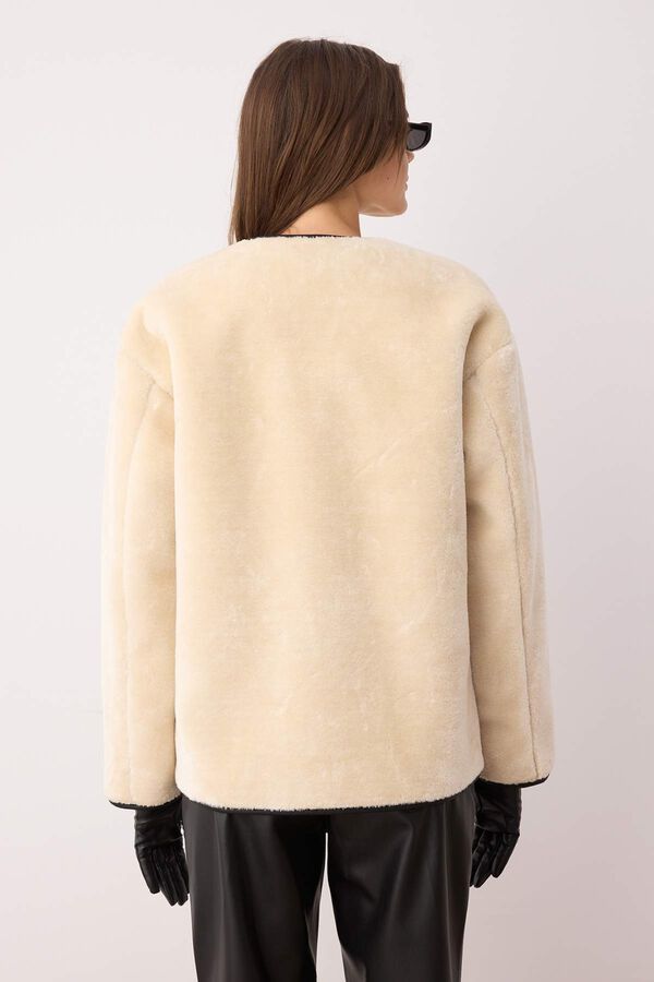 Trendyol Abrigo efecto teddy con corchetes marfil