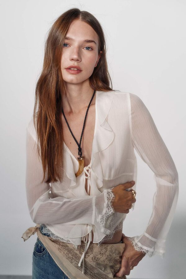 High Spirits Blusa Twisty bege