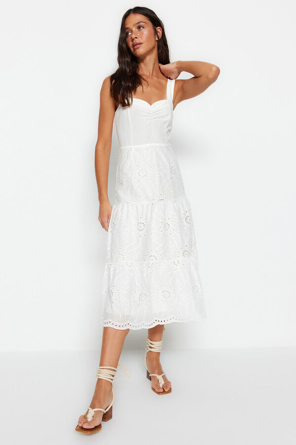 Trendyol Vestido midi bordados branco