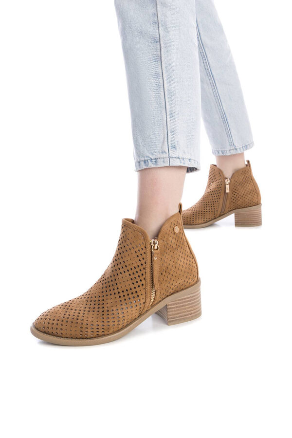 XTI Botim de Salto em Camur&ccedil;a Sint&eacute;tica Recortada vison