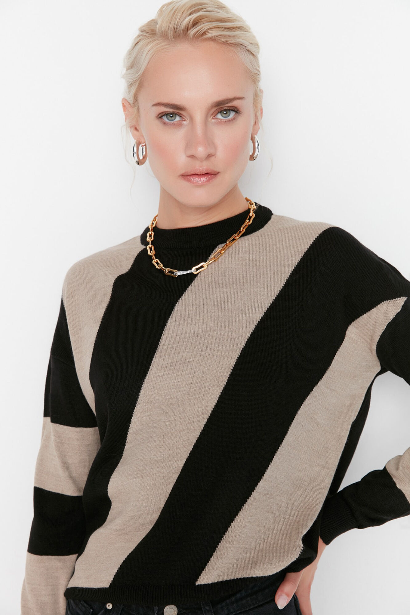 Trendyol Camisola de malha &agrave;s riscas com gola redonda