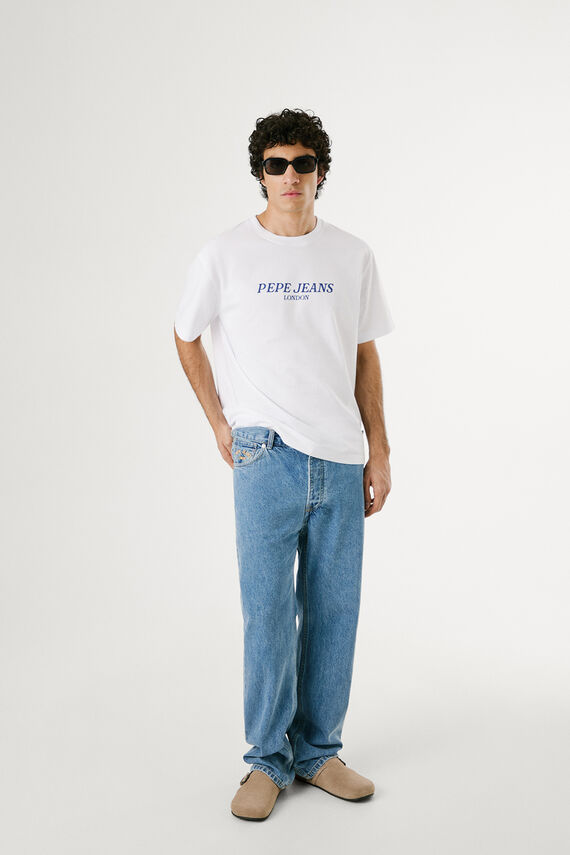 Camiseta de manga corta con logo y fantasia trasera.