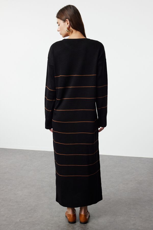 Trendyol Vestido comprido de malha &agrave;s riscas preto