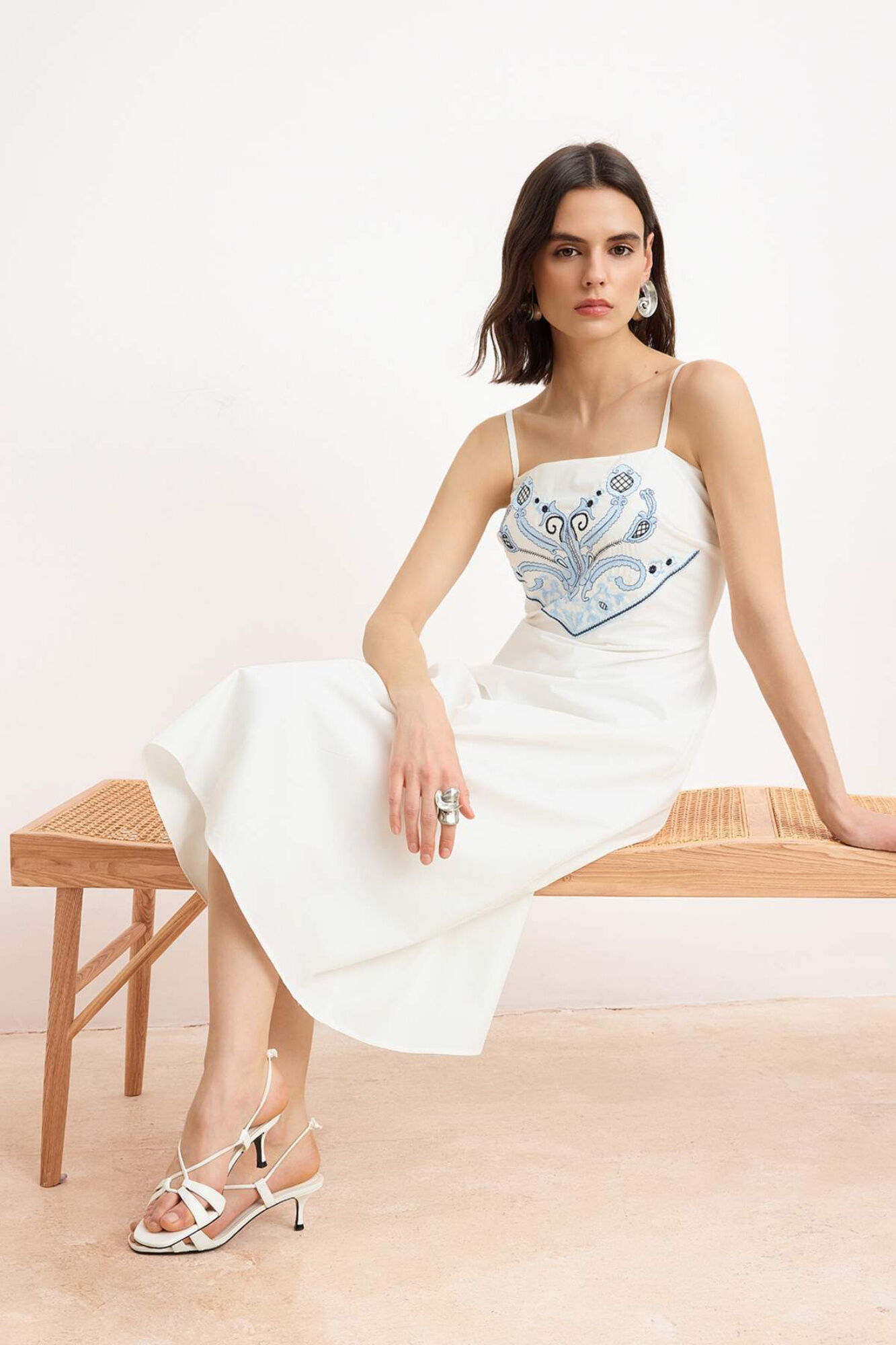 Trendyol Vestido midi de al&ccedil;as bordado